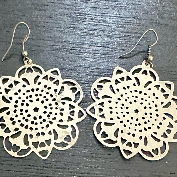 Intricate Silver Filigree Earrings - Picture 2 of 3